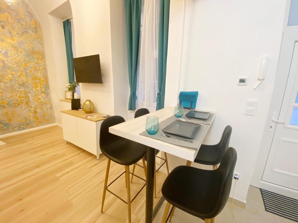 Goldart Design Apartment In The Heart Of Budapest Eksteriør bilde